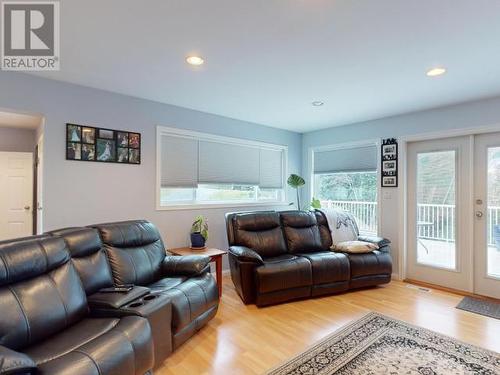 5930 Mowat Ave, Powell River, BC - Indoor Photo Showing Living Room