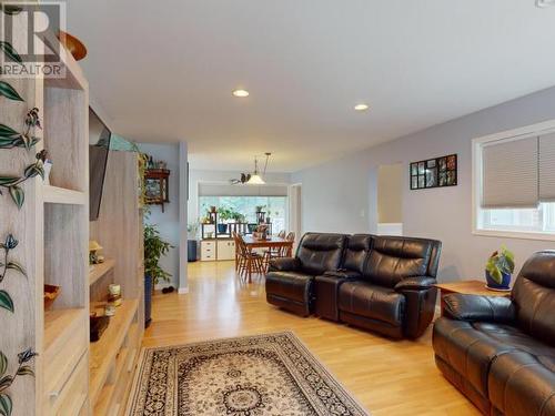 5930 Mowat Ave, Powell River, BC - Indoor Photo Showing Living Room