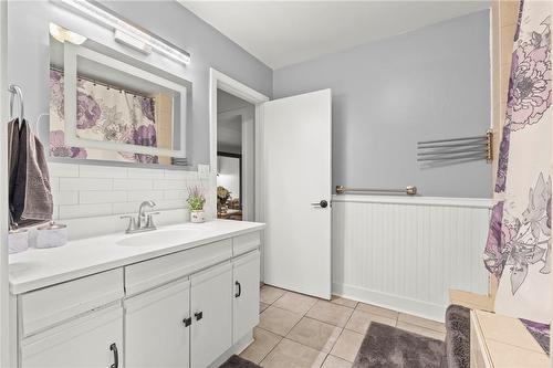 665 Nash Road N, Hamilton, ON - Indoor Photo Showing Bathroom