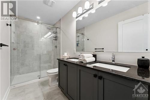Beautiful shared bath - 820 Mercier Crescent, Ottawa, ON - Indoor Photo Showing Bathroom