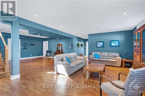 5940 Brophy Drive, Ottawa, ON - Indoor Photo Showing Living Room