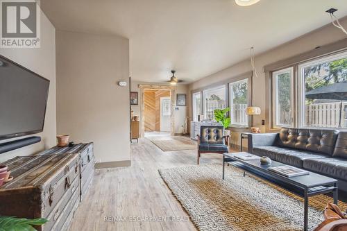 381 Maplewood Avenue, Fort Erie, ON - Indoor Photo Showing Living Room