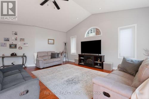 8028 Booth Street, Niagara Falls, ON - Indoor Photo Showing Living Room
