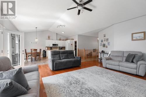 8028 Booth Street, Niagara Falls, ON - Indoor Photo Showing Living Room