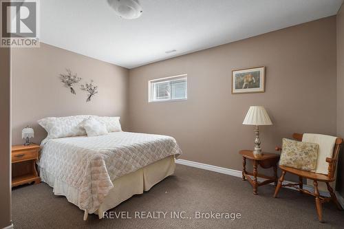 8028 Booth Street, Niagara Falls, ON - Indoor Photo Showing Bedroom