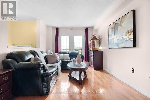 65 West Oak Crescent, Toronto, ON - Indoor Photo Showing Living Room