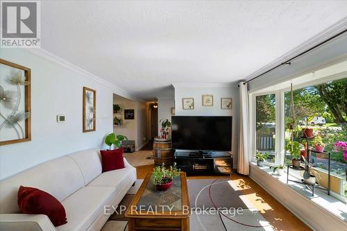 2033 Lea Road, Innisfil, ON - Indoor Photo Showing Living Room