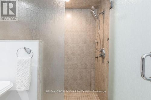 9 Couples Court, Barrie, ON - Indoor Photo Showing Bathroom