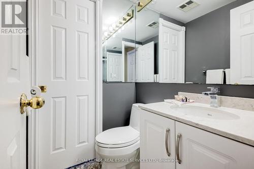 1001 - 40 Rosehill Avenue, Toronto, ON - Indoor Photo Showing Bathroom