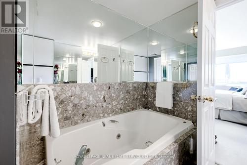 1001 - 40 Rosehill Avenue, Toronto, ON - Indoor Photo Showing Bathroom