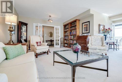 1001 - 40 Rosehill Avenue, Toronto, ON - Indoor Photo Showing Living Room