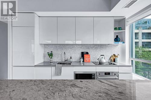 306 - 377 Madison Avenue, Toronto, ON - Indoor Photo Showing Kitchen With Upgraded Kitchen