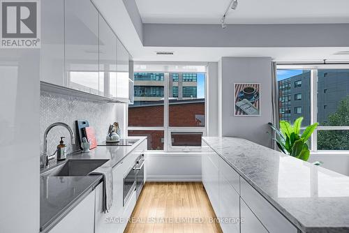306 - 377 Madison Avenue, Toronto, ON - Indoor Photo Showing Kitchen