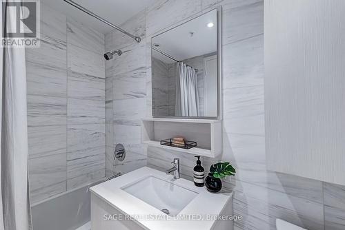 306 - 377 Madison Avenue, Toronto, ON - Indoor Photo Showing Bathroom