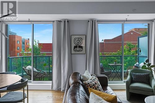 306 - 377 Madison Avenue, Toronto, ON - Indoor Photo Showing Living Room