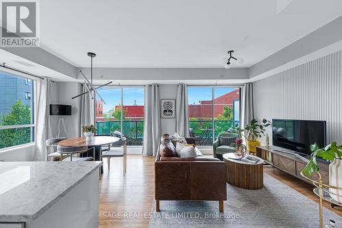 306 - 377 Madison Avenue, Toronto, ON - Indoor Photo Showing Living Room