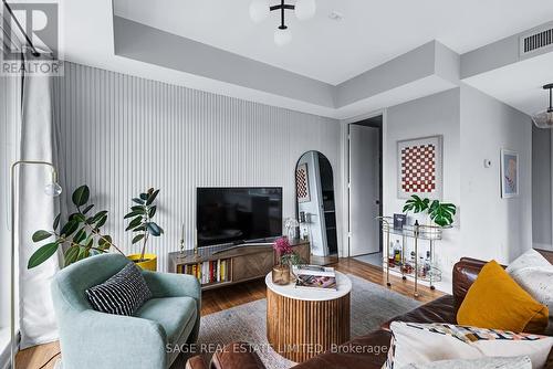 306 - 377 Madison Avenue, Toronto, ON - Indoor Photo Showing Living Room