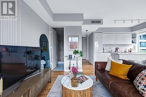 306 - 377 Madison Avenue, Toronto, ON - Indoor Photo Showing Living Room