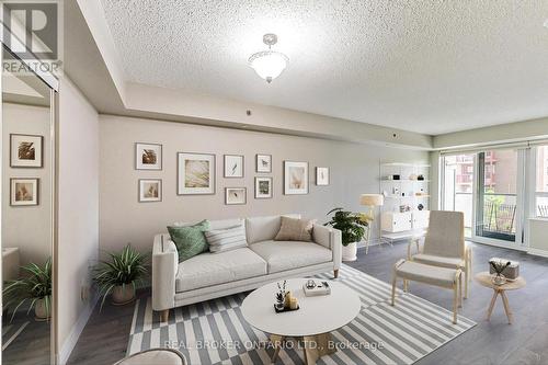 225 - 35 Saranac Boulevard, Toronto, ON - Indoor Photo Showing Living Room