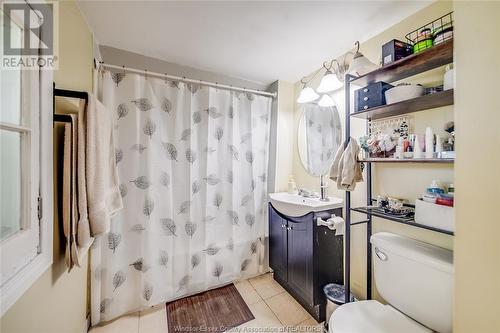 2724 Pillette Road, Windsor, ON - Indoor Photo Showing Bathroom
