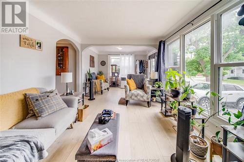 2724 Pillette Road, Windsor, ON - Indoor Photo Showing Living Room