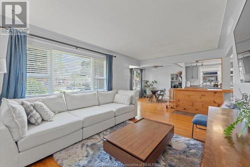 95 Hanna Street East, Windsor, ON - Indoor Photo Showing Living Room