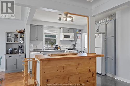 95 Hanna Street East, Windsor, ON - Indoor Photo Showing Kitchen