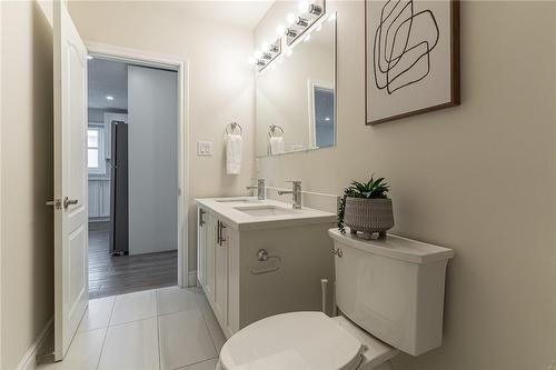 609 Mohawk Road E, Hamilton, ON - Indoor Photo Showing Bathroom