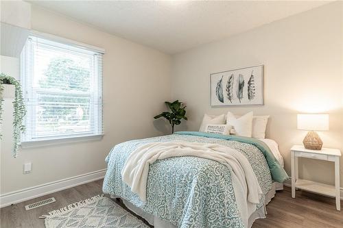 609 Mohawk Road E, Hamilton, ON - Indoor Photo Showing Bedroom