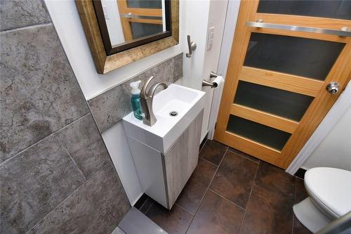 86 Graham Avenue S, Hamilton, ON - Indoor Photo Showing Bathroom
