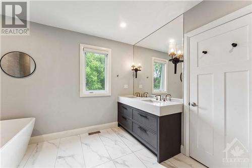 545 Laderoute Avenue, Ottawa, ON - Indoor Photo Showing Bathroom