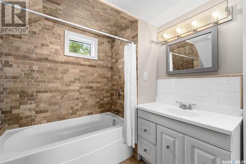 204 Athabasca Street W, Moose Jaw, SK - Indoor Photo Showing Bathroom
