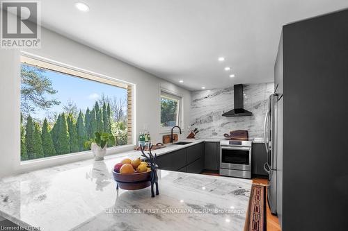 688 Westmount Hills Drive E, London, ON - Indoor Photo Showing Kitchen