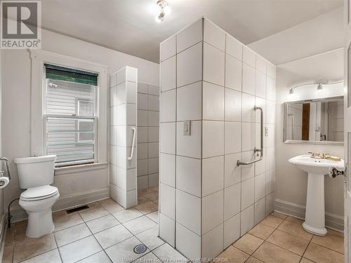 478 South Street, Windsor, ON - Indoor Photo Showing Bathroom