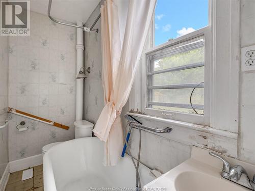 478 South Street, Windsor, ON - Indoor Photo Showing Bathroom