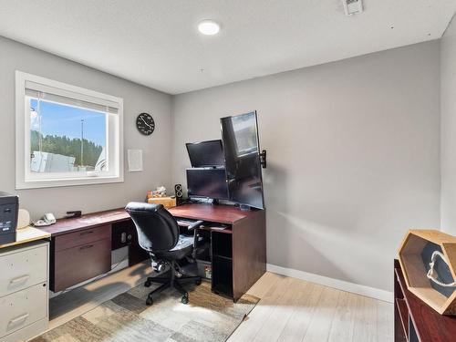 280 Gordonhorn Cres, Kamloops, BC - Indoor Photo Showing Living Room With Fireplace