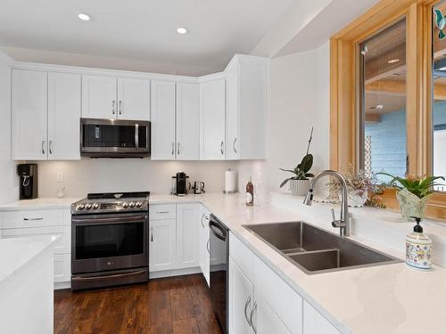 6560 Monck Park Rd, Merritt, BC - Indoor Photo Showing Kitchen With Double Sink