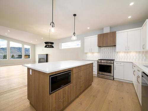 2165 Galore Cres, Kamloops, BC - Indoor Photo Showing Kitchen With Upgraded Kitchen