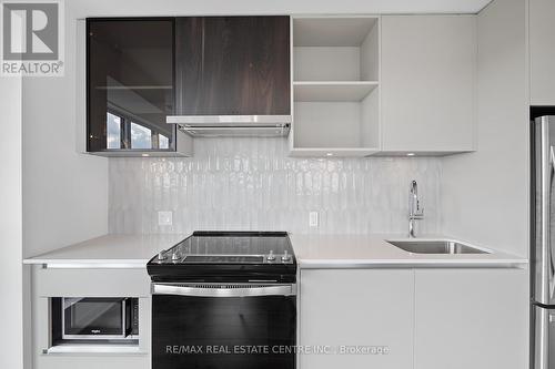 622 - 405 Dundas Street, Oakville, ON - Indoor Photo Showing Kitchen