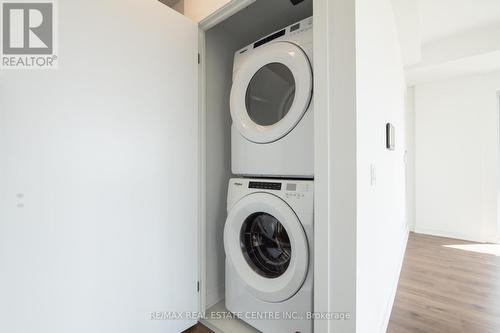 622 - 405 Dundas Street, Oakville, ON - Indoor Photo Showing Laundry Room