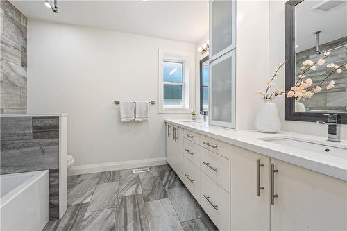 715 Drury Lane, Burlington, ON - Indoor Photo Showing Bathroom
