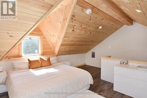 425 Digby Laxton Boundry Road, Kawartha Lakes, ON - Indoor Photo Showing Bedroom