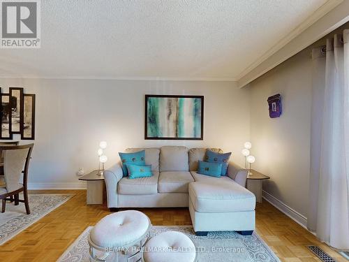 114 Granada Crescent, Toronto, ON - Indoor Photo Showing Living Room