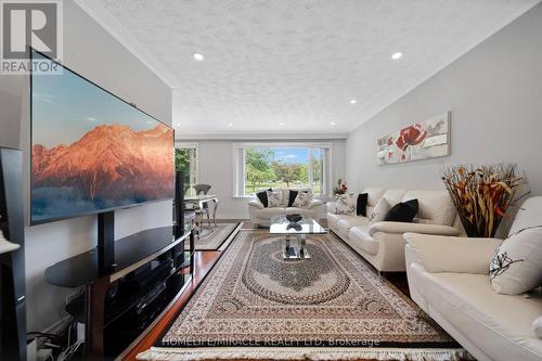 90 Deanvar Avenue, Toronto, ON - Indoor Photo Showing Living Room