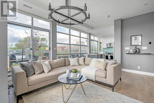 401 - 1003 Queen Street E, Toronto, ON - Indoor Photo Showing Living Room