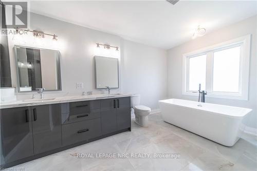 7903 Mulhern Street, Niagara Falls, ON - Indoor Photo Showing Bathroom