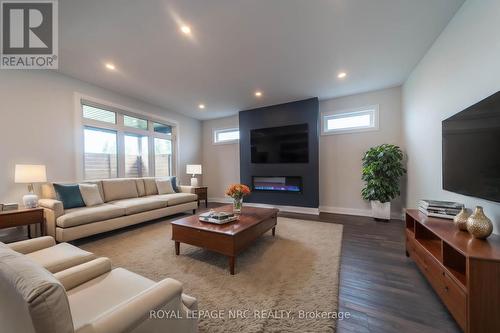 7903 Mulhern Street, Niagara Falls, ON - Indoor Photo Showing Living Room