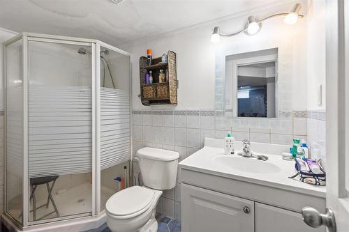 947 Burrows Avenue, Winnipeg, MB - Indoor Photo Showing Bathroom