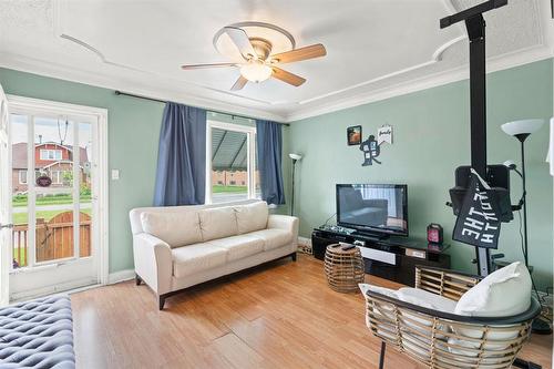 947 Burrows Avenue, Winnipeg, MB - Indoor Photo Showing Living Room