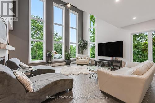 62 Roos Street, Kitchener, ON - Indoor Photo Showing Living Room